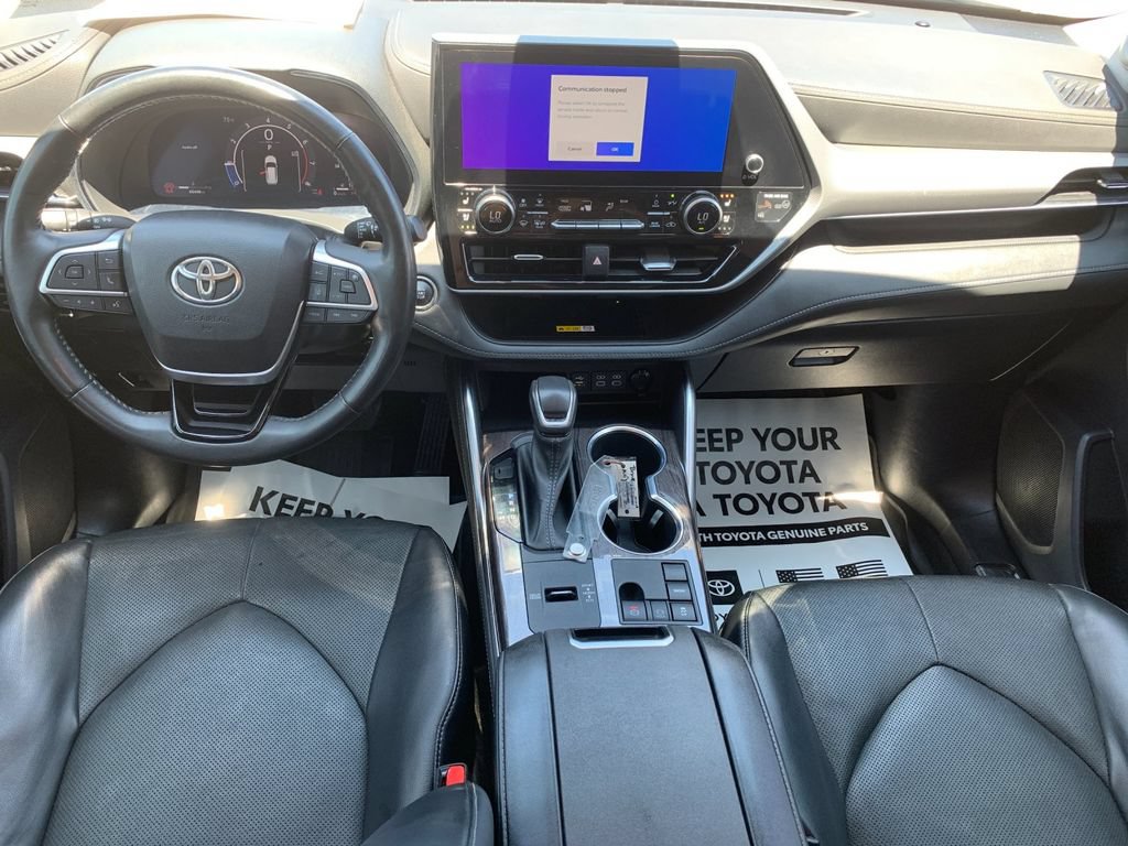 Used 2023 Toyota Highlander Platinum FWD image 16
