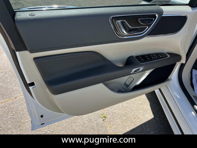 Used 2018 Lincoln Continental Select image 10