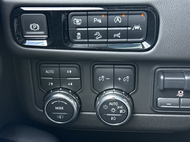 Used 2025 GMC Yukon Denali w/ Sun & Power Step Package image 29