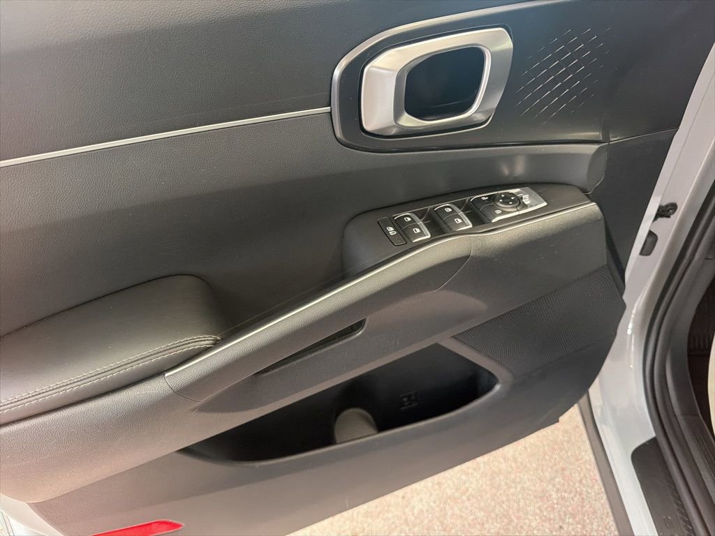 Used 2025 Kia Sorento S w/ Panoramic Sunroof Package image 5