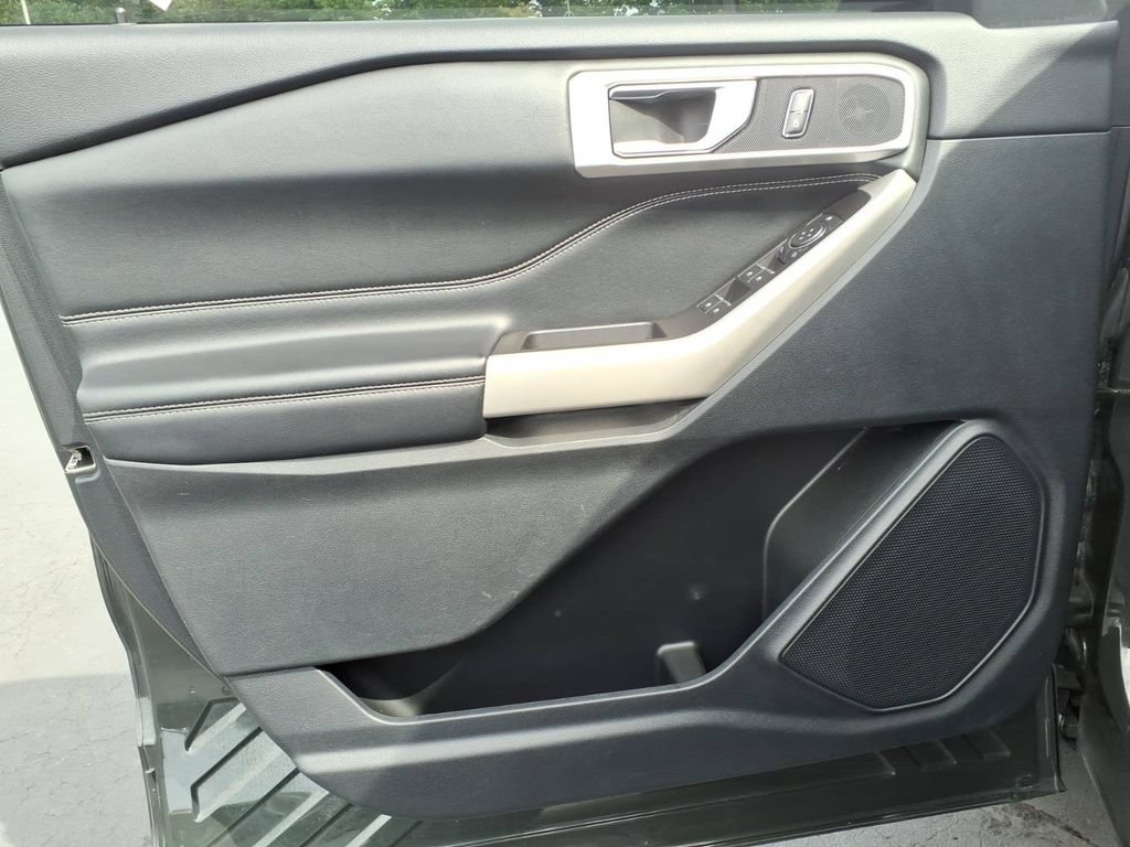 Used 2022 Ford Explorer XLT w/ Equipment Group 202A AWD/4WD image 23