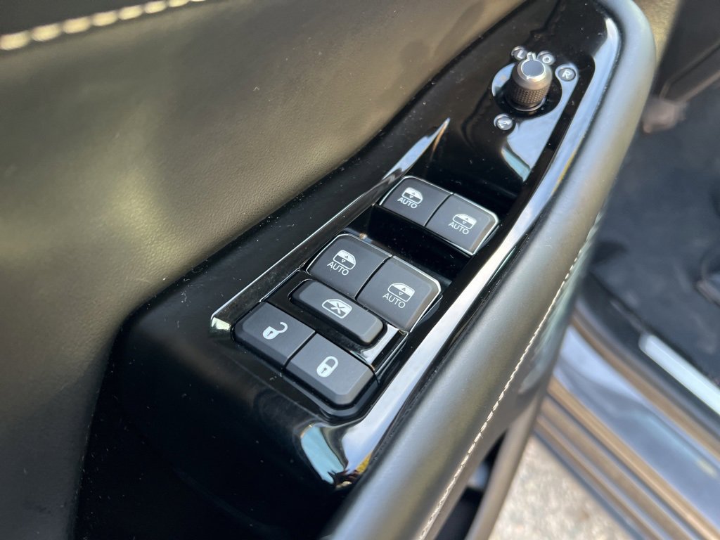 Used 2023 Jeep Grand Cherokee Overland image 12