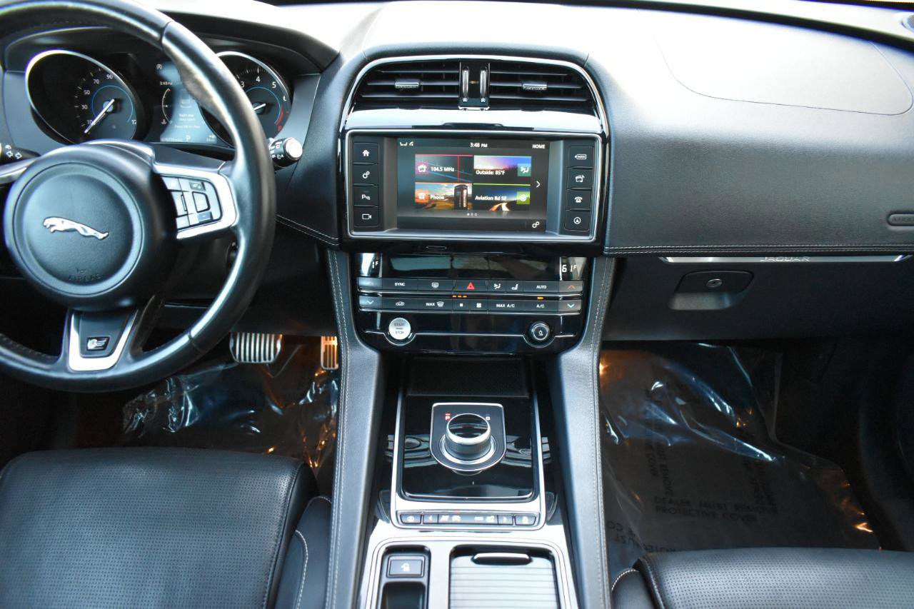 Used 2018 Jaguar F-PACE S AWD/4WD image 19