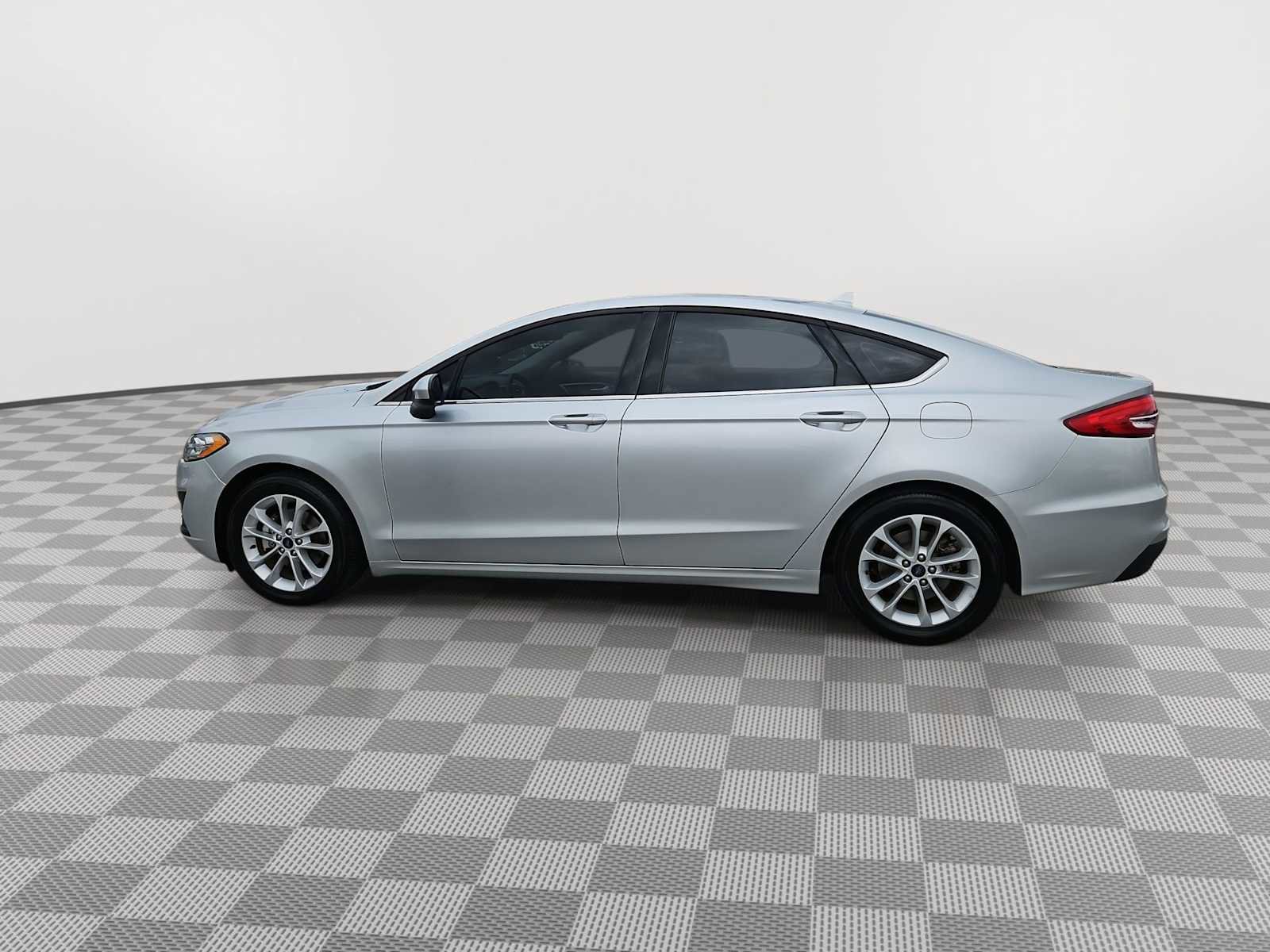 Used 2019 Ford Fusion SE image 5