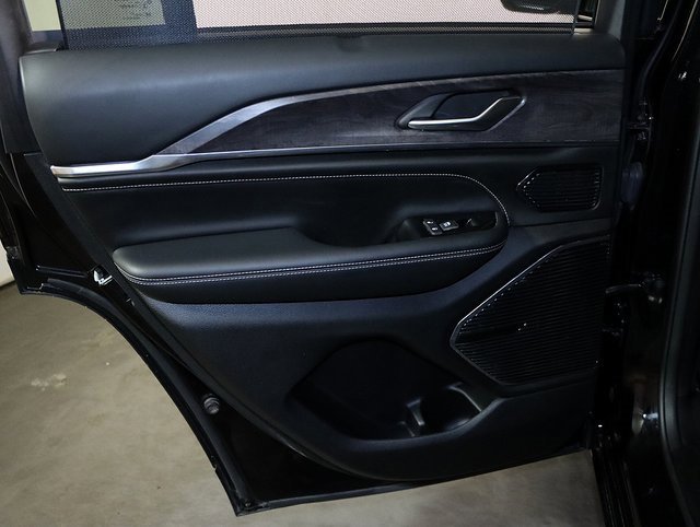 Used 2022 Jeep Grand Cherokee Overland w/ Luxury Tech Group IV image 28