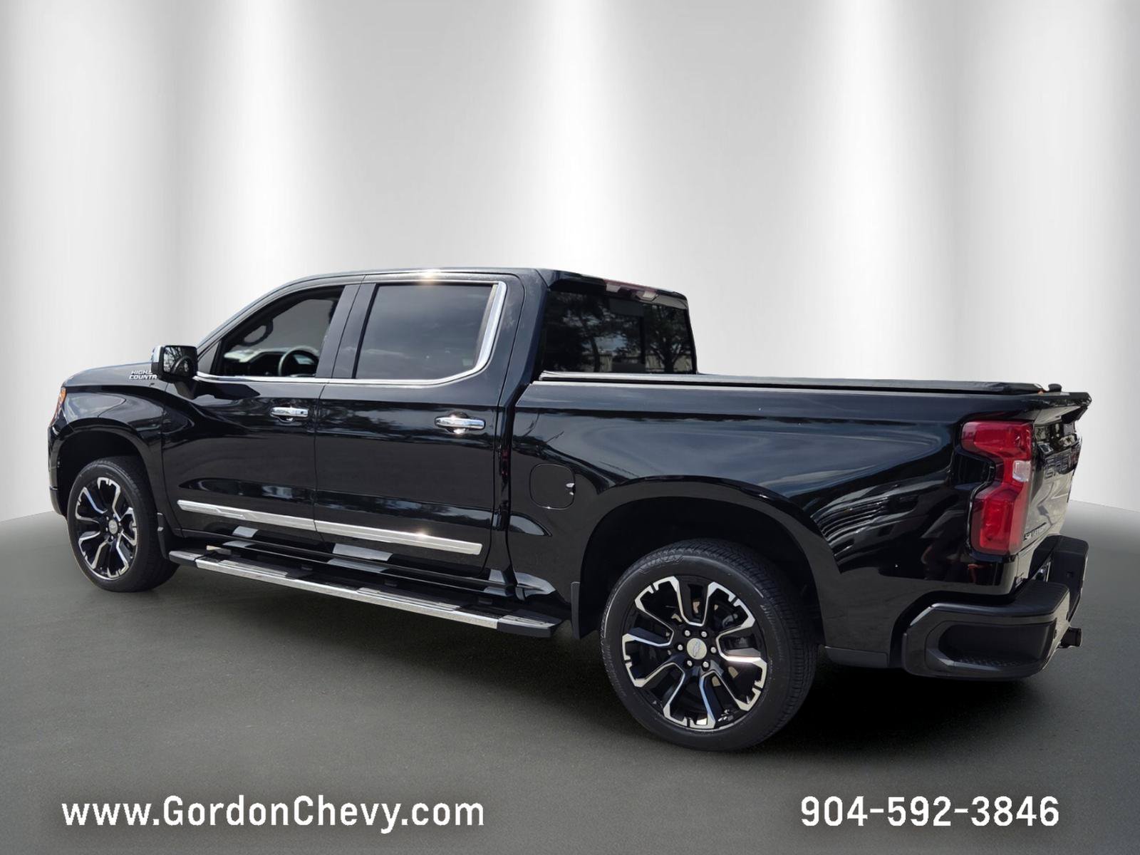 Certified 2024 Chevrolet Silverado 1500 High Country w/ High Country Premium Package AWD/4WD image 3