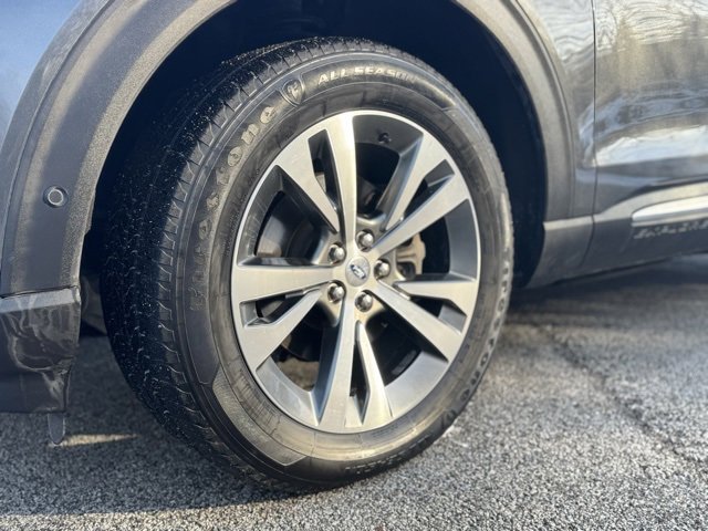 Used 2020 Ford Explorer Platinum w/ Premium Technology Package image 2