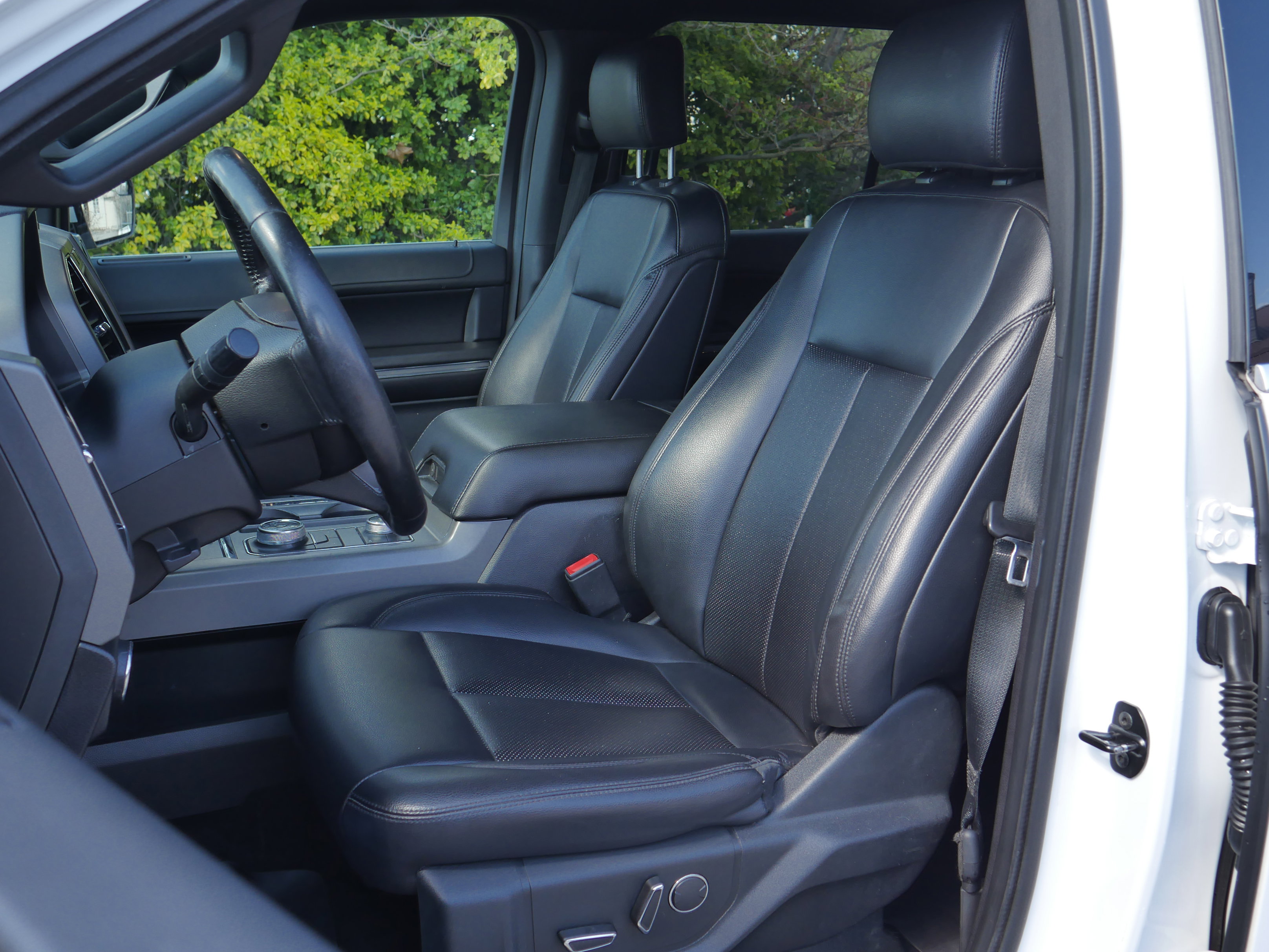 Used 2019 Ford Expedition XLT w/ Equipment Group 201A AWD/4WD image 32