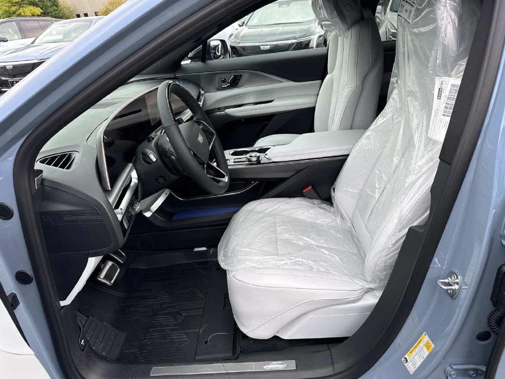 New 2027 Cadillac Lyriq Luxury w/ LPO, Floor Liner Package AWD/4WD image 8