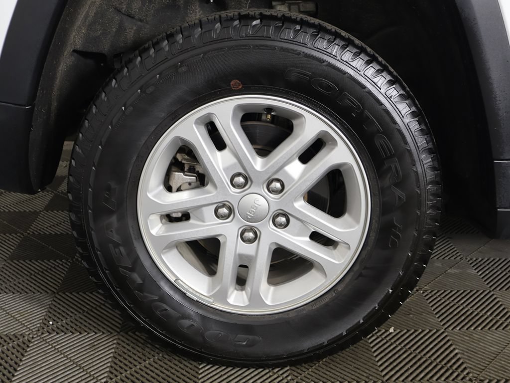 Used 2023 Jeep Grand Cherokee Laredo AWD/4WD image 19