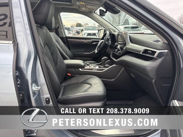 Used 2024 Toyota Highlander Platinum image 12