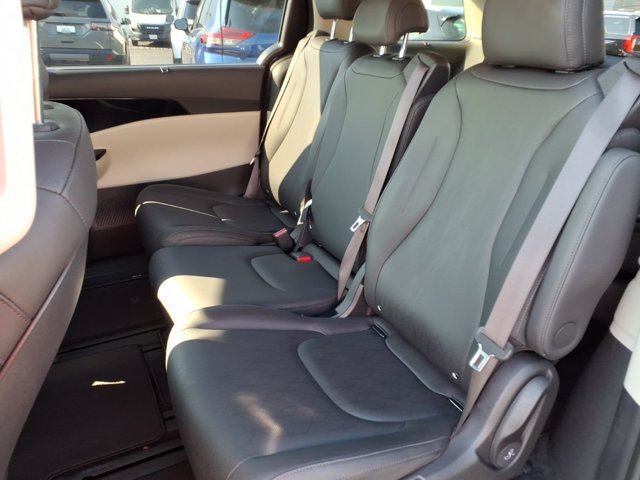 Used 2023 Kia Carnival EX FWD image 27
