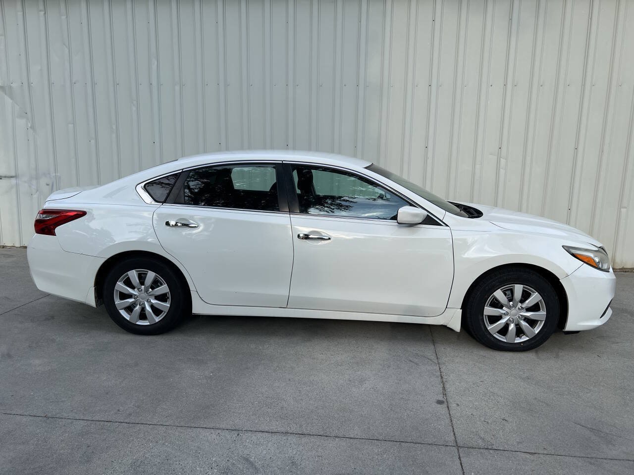 Used 2017 Nissan Altima 2.5 S w/ Power Driver Seat Package FWD image 2