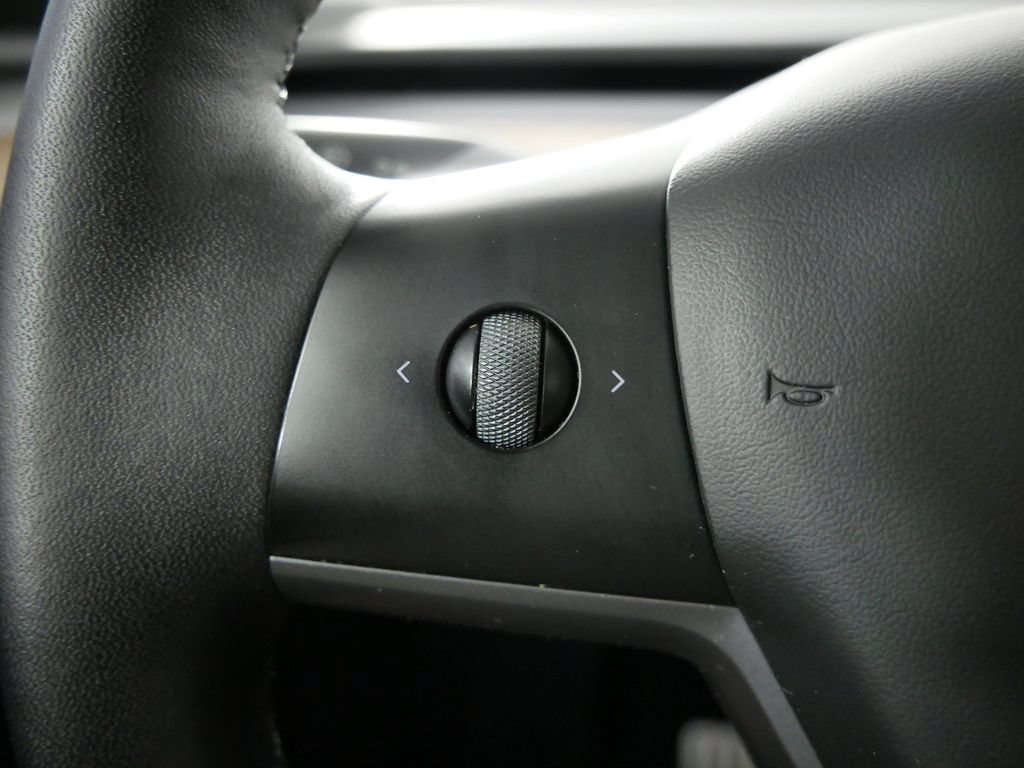 Used 2023 Tesla Model Y Performance AWD/4WD image 24