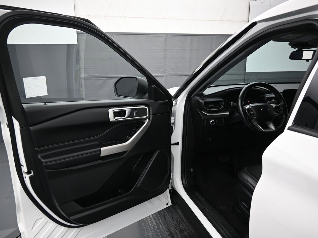 Certified 2022 Ford Explorer XLT w/ Equipment Group 202A image 9