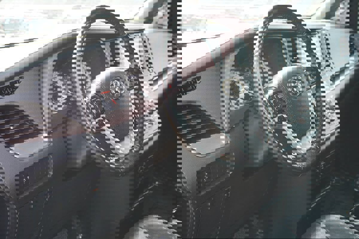 Used 2020 Toyota Sienna SE image 25