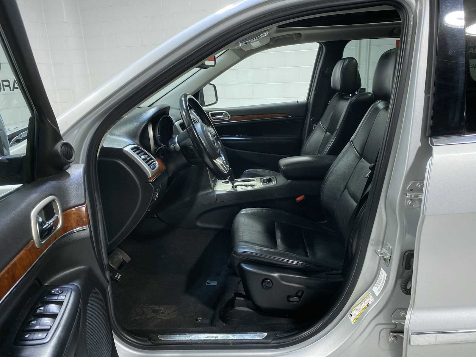 Used 2012 Jeep Grand Cherokee Limited image 2