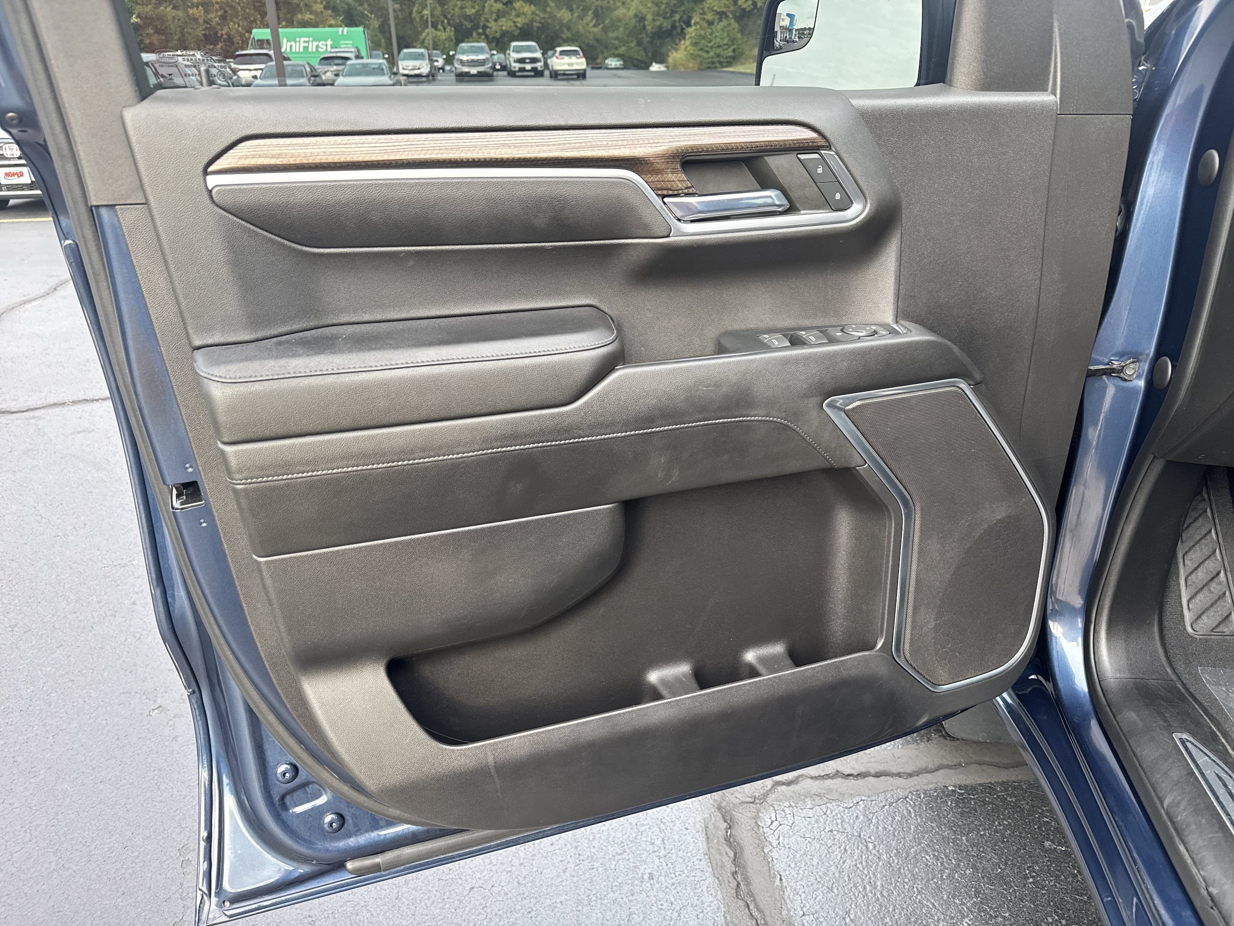 Used 2022 Chevrolet Silverado 1500 LT AWD/4WD image 5