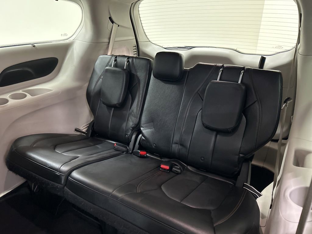 Used 2018 Chrysler Pacifica Touring-L FWD image 28