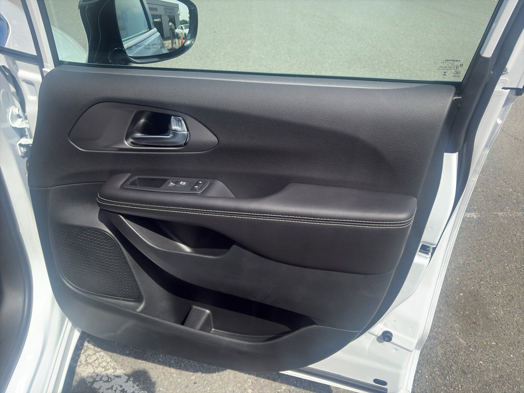 New 2027 Chrysler Pacifica Select AWD/4WD image 24