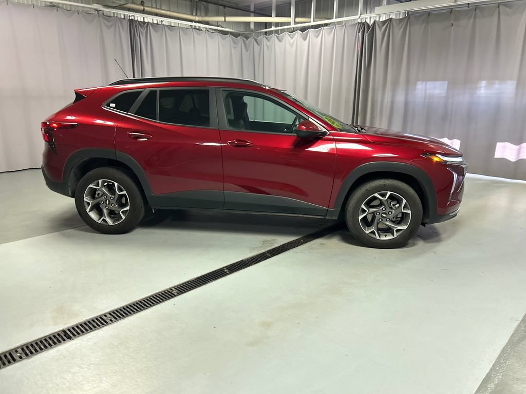 Used 2025 Chevrolet Trax LT w/ LT Convenience Package FWD image 8