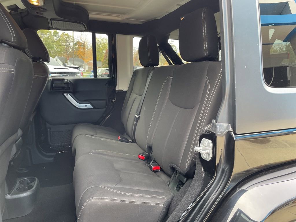 Used 2017 Jeep Wrangler Unlimited Sahara w/ Connectivity Group image 33