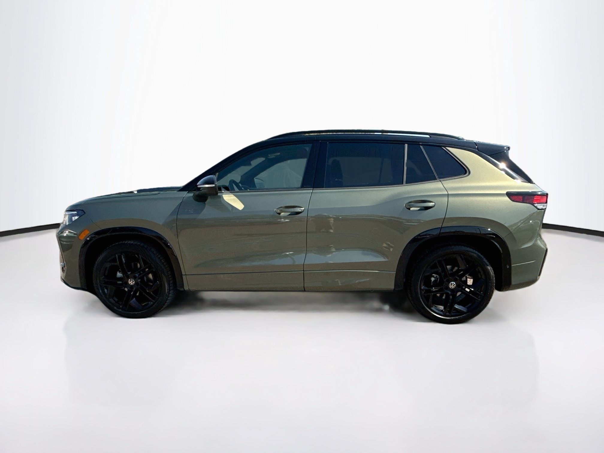 Used 2026 Volkswagen Tiguan SE R-Line FWD image 8