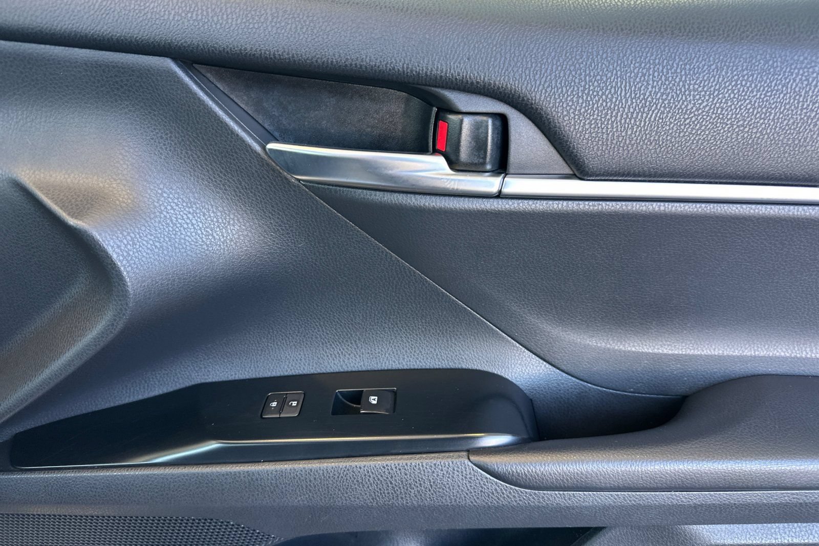 Used 2018 Toyota Camry SE FWD image 19