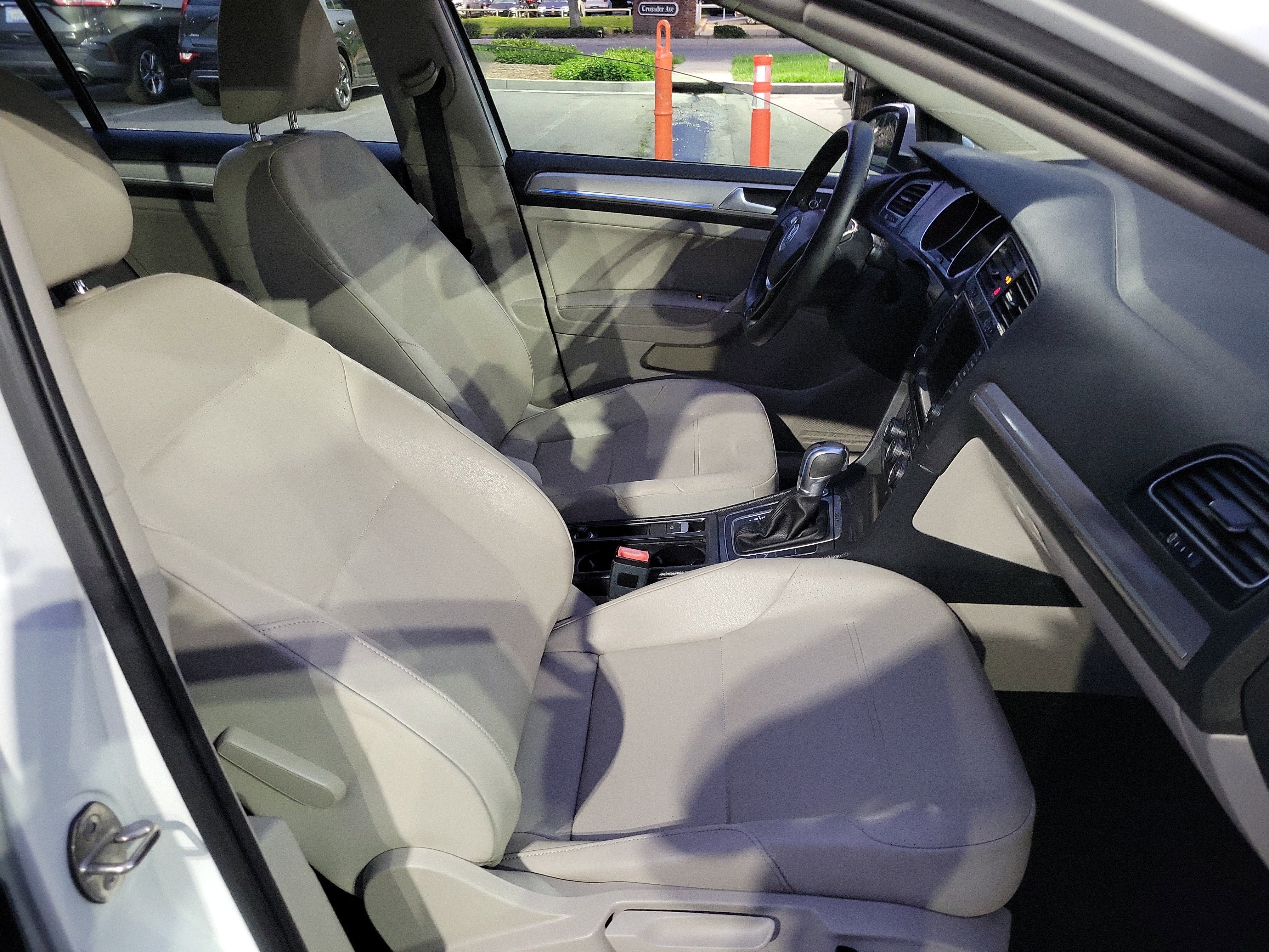 Used 2016 Volkswagen e-Golf SEL Premium image 18