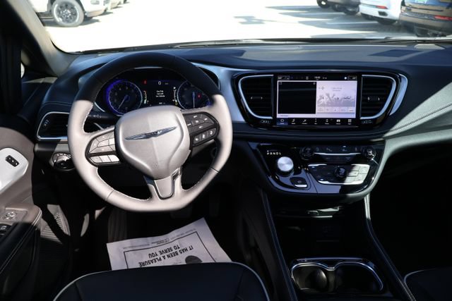 New 2026 Chrysler Pacifica Limited w/ Uconnect Theater Family Group FWD image 15