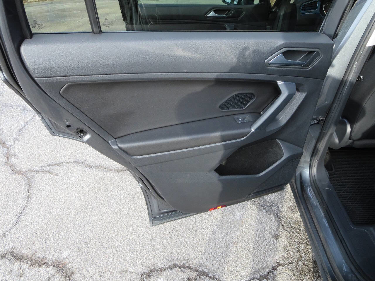 Used 2020 Volkswagen Tiguan SE w/ Panoramic Sunroof Package image 15