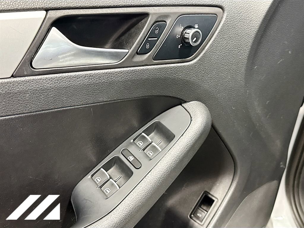 Used 2013 Volkswagen Jetta SE FWD image 17