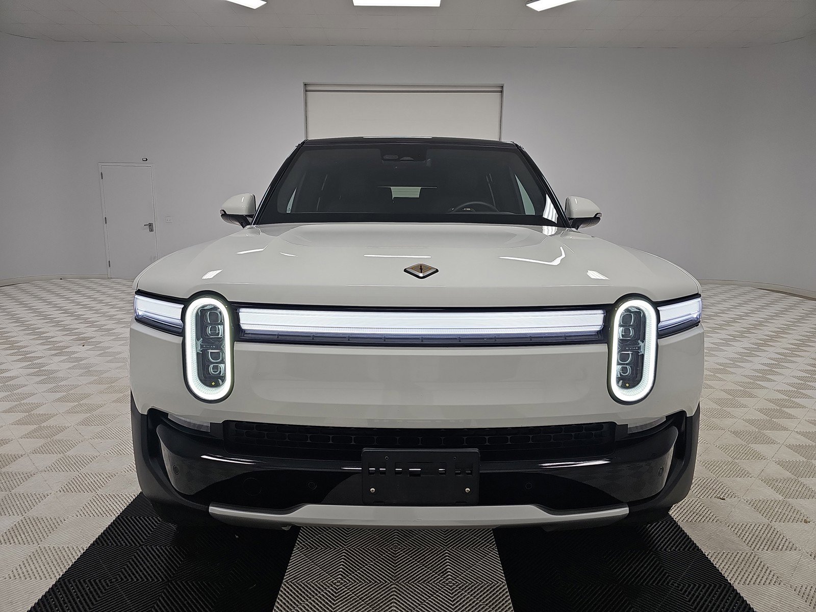 Used 2025 Rivian R1S Adventure image 8