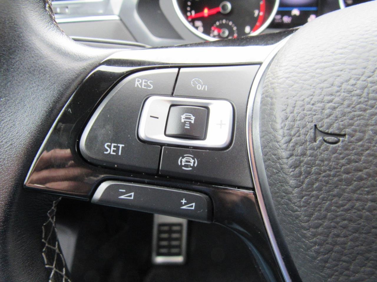 Used 2021 Volkswagen Tiguan SE R-Line image 17