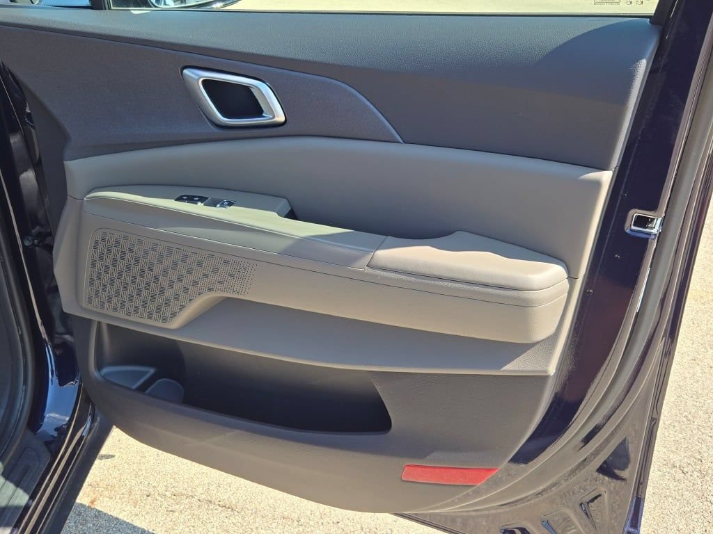 Used 2025 Kia Carnival EX FWD image 8