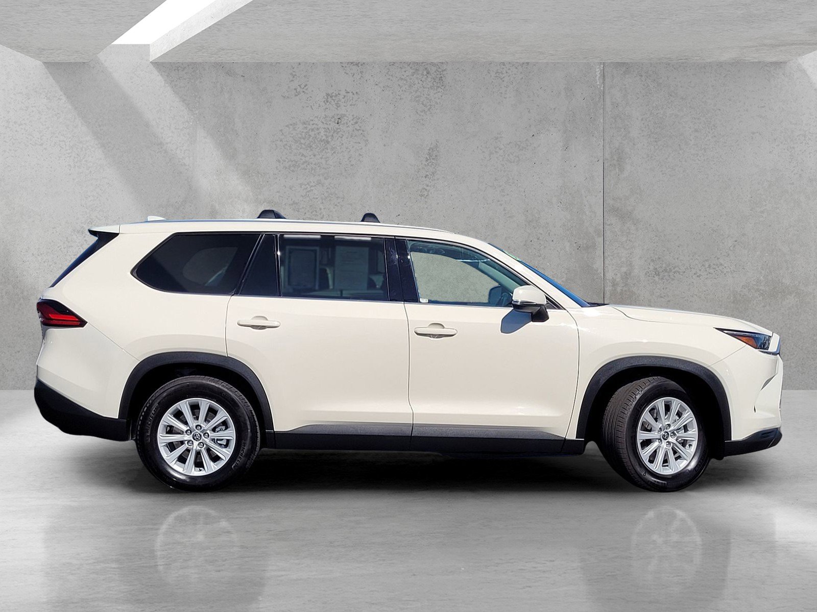 Used 2024 Toyota Grand Highlander XLE image 3