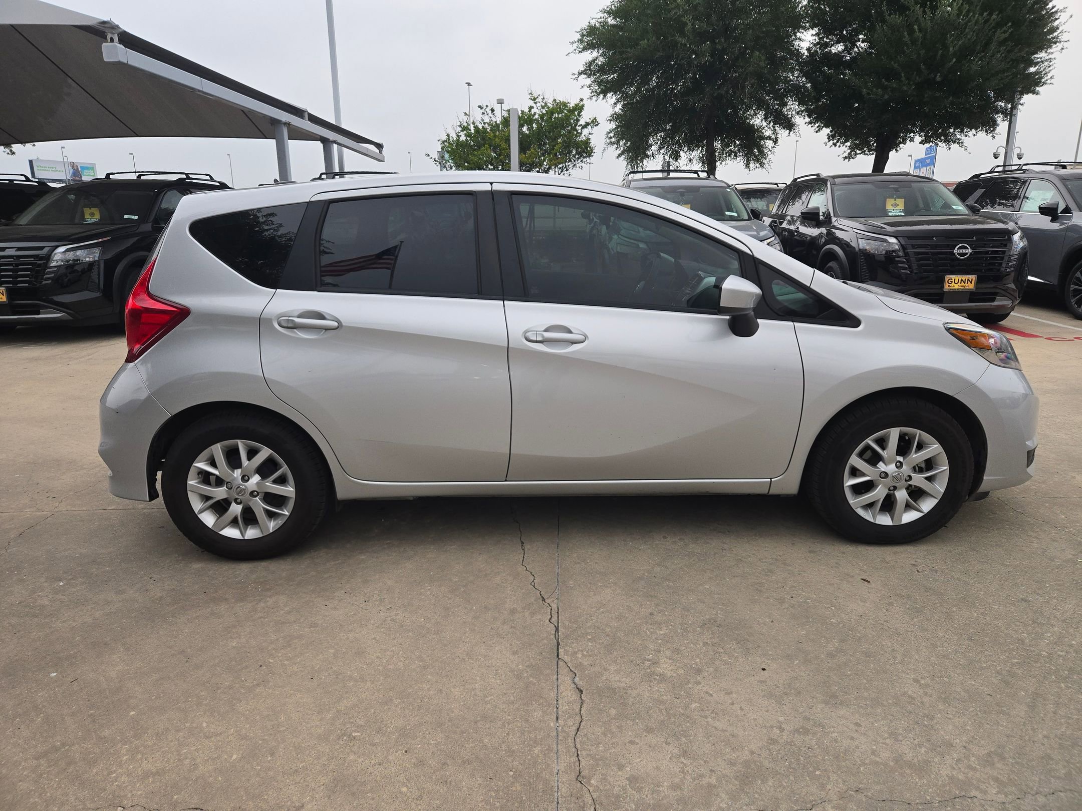 Used 2017 Nissan Versa Note SV w/ SV Appearance Package FWD image 2