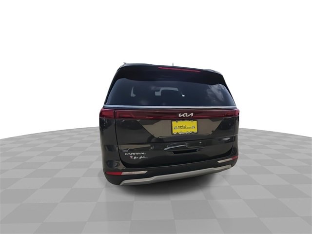 Used 2023 Kia Carnival LX image 7