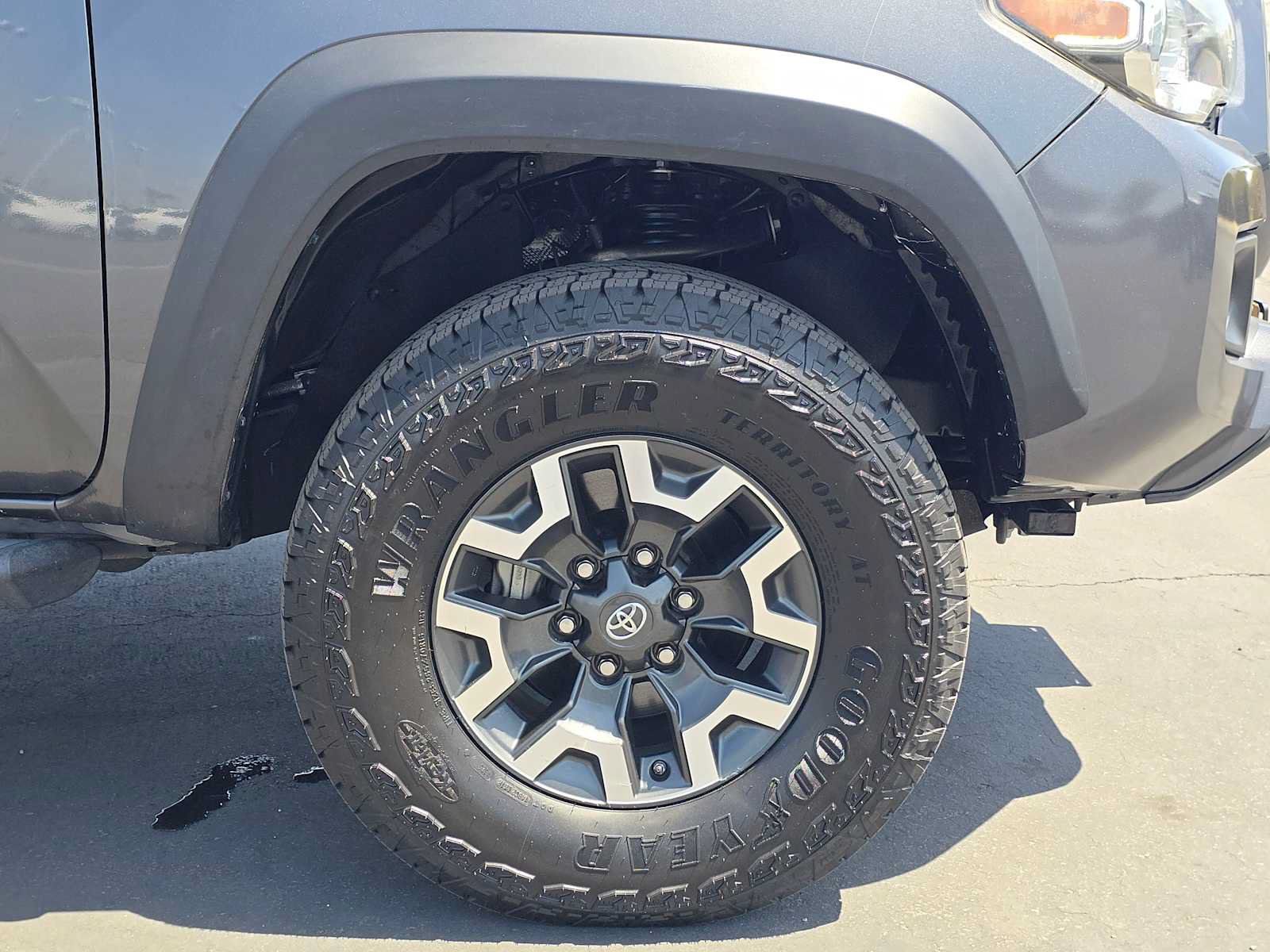Used 2018 Toyota Tacoma TRD Off-Road w/ Technology Package AWD/4WD image 9