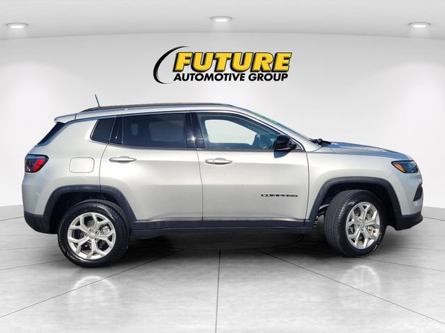 Used 2024 Jeep Compass Latitude AWD/4WD image 3