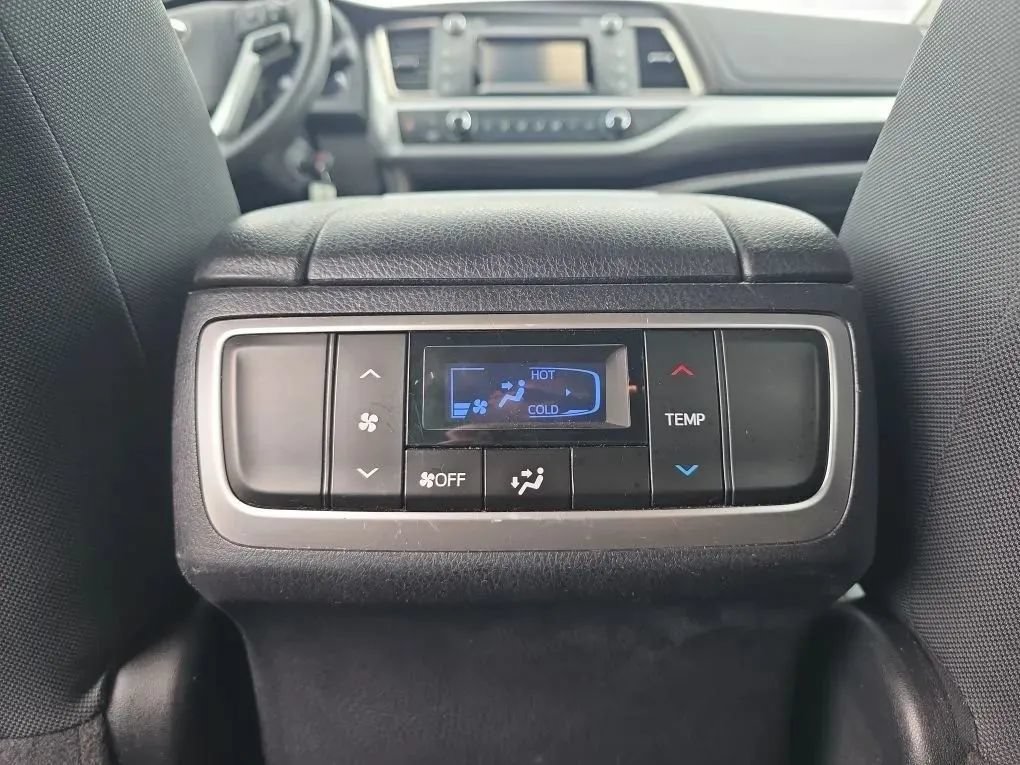 Used 2019 Toyota Highlander LE AWD/4WD image 37