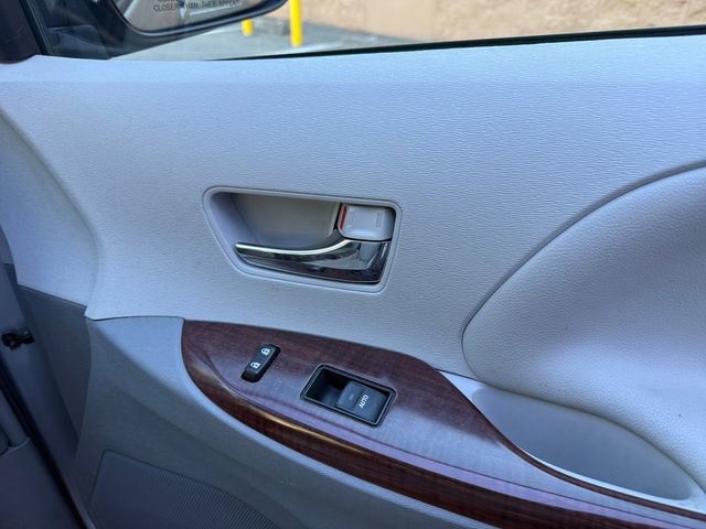 Used 2013 Toyota Sienna XLE w/ Entertainment Pkg image 17