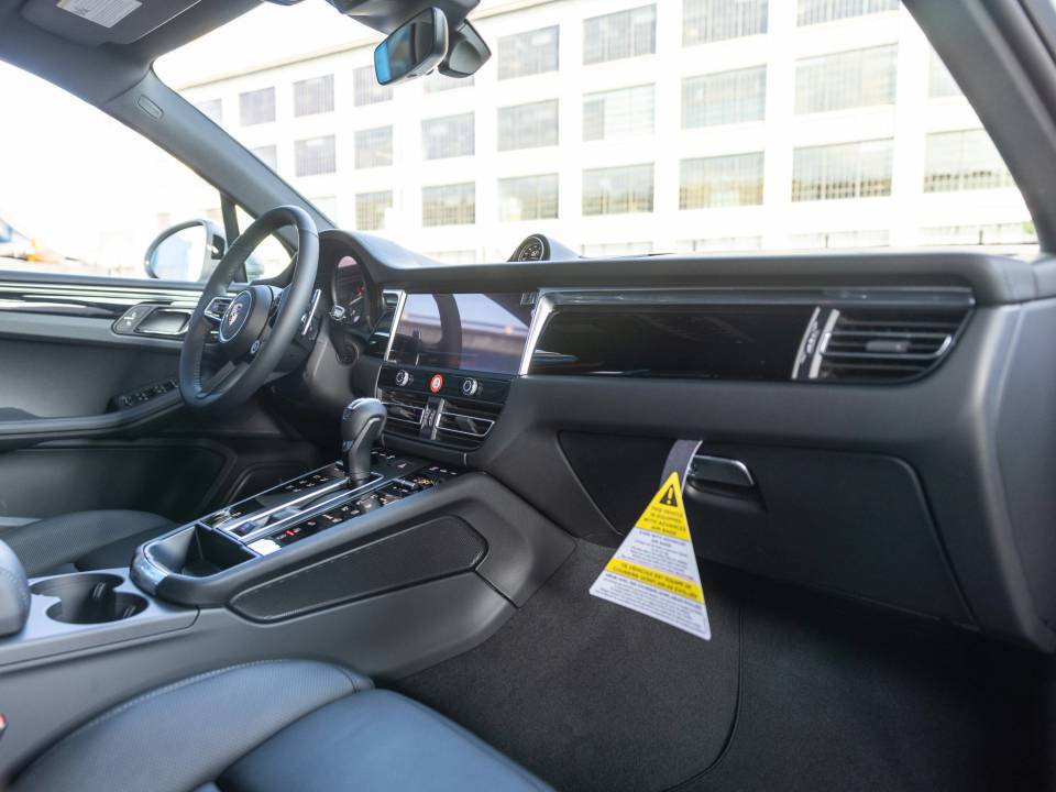 Certified 2026 Porsche Macan AWD/4WD image 29