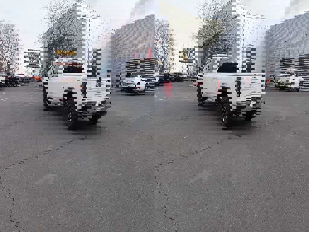 Used 2023 GMC Sierra 3500 SLE w/ SLE Convenience Package image 4