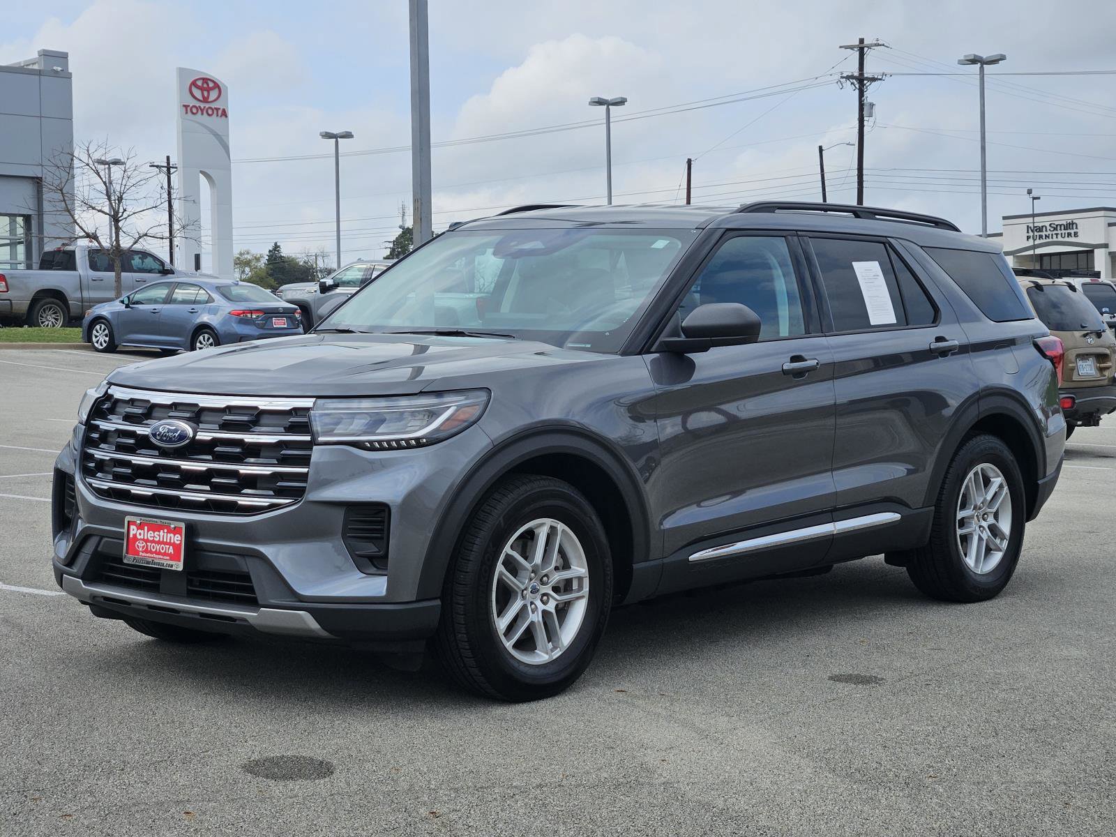 Used 2025 Ford Explorer Active image 3