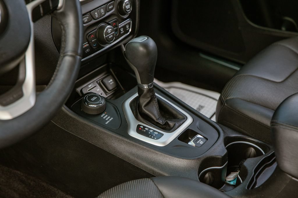 Used 2018 Jeep Cherokee Overland AWD/4WD image 14