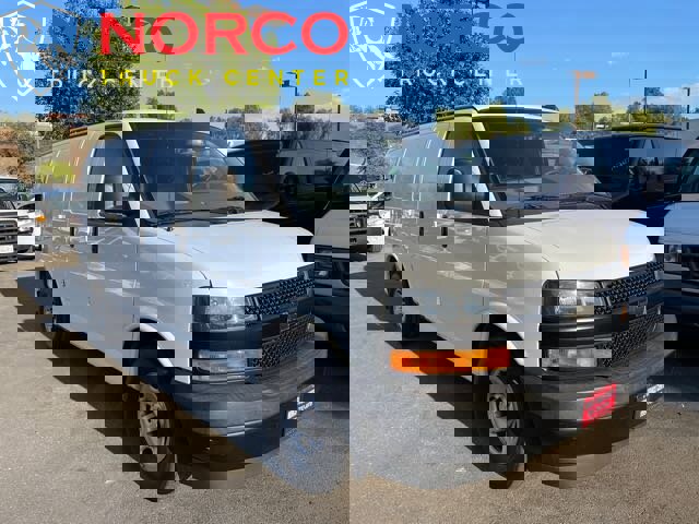 Used 2018 Chevrolet Express 2500 image 2