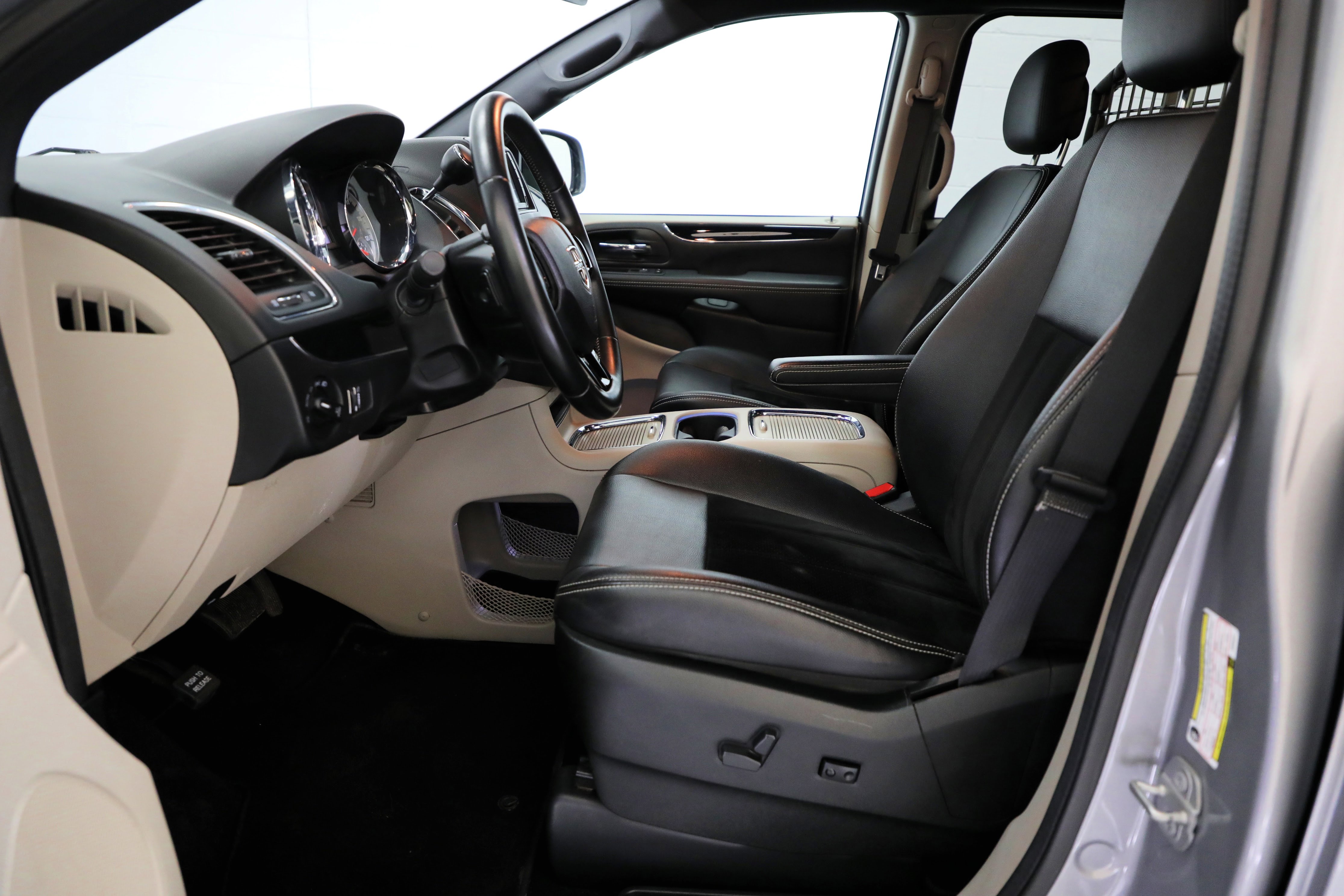 Used 2018 Dodge Grand Caravan SXT image 4