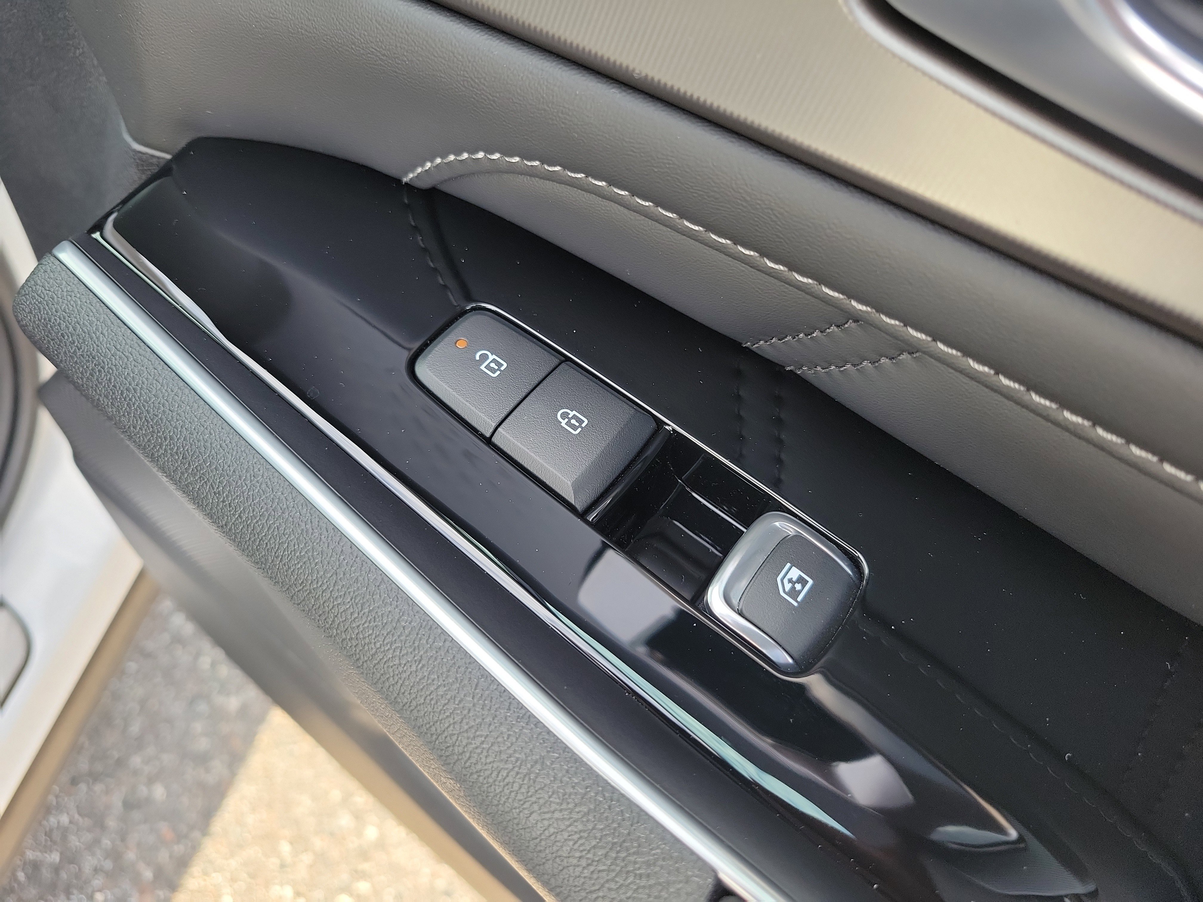 Used 2025 Kia Sorento SX image 11