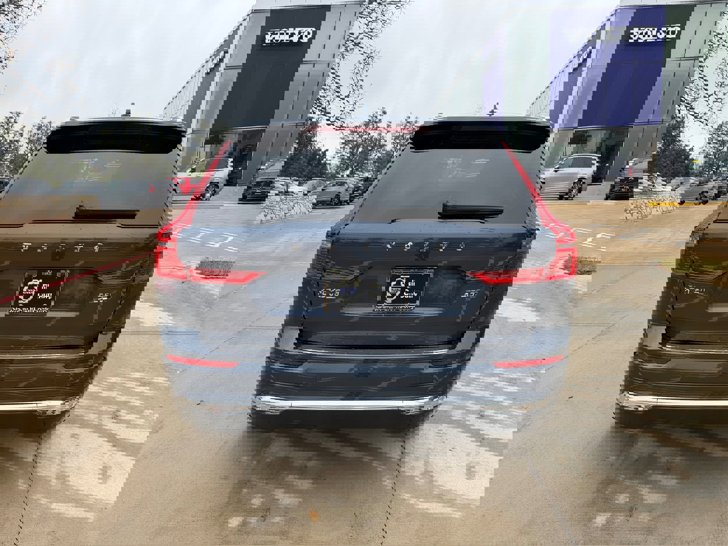 Certified 2023 Volvo XC60 B5 Plus w/ Climate Package image 5